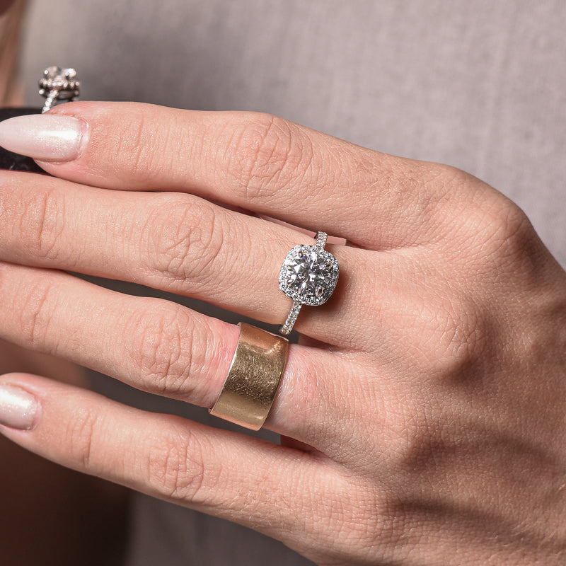 Anel Aruza cravejado MOISSANITE