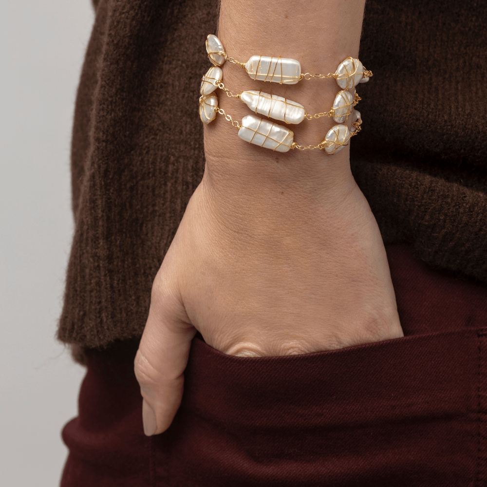 Pulseira pérolas barrocas fio hug